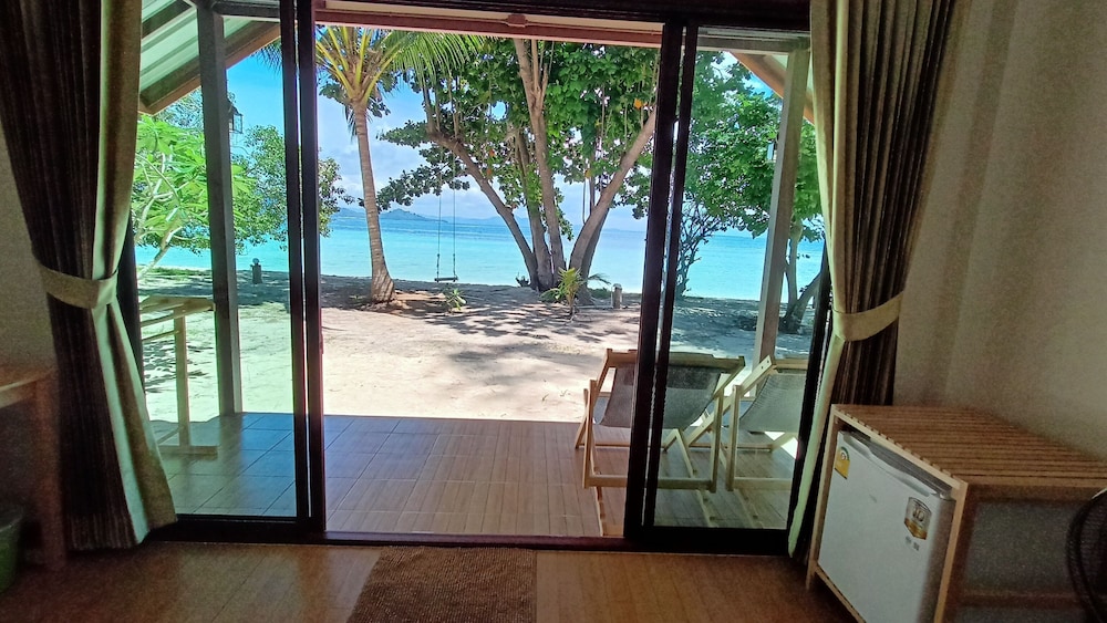 Deluxe Double Room, Sea View, Beachfront photo 3