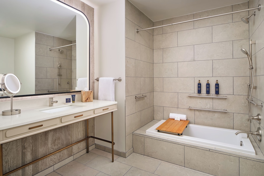 Junior Suite, 1 King Bed, Bathtub (Mobility & Hearing) - Photo 5