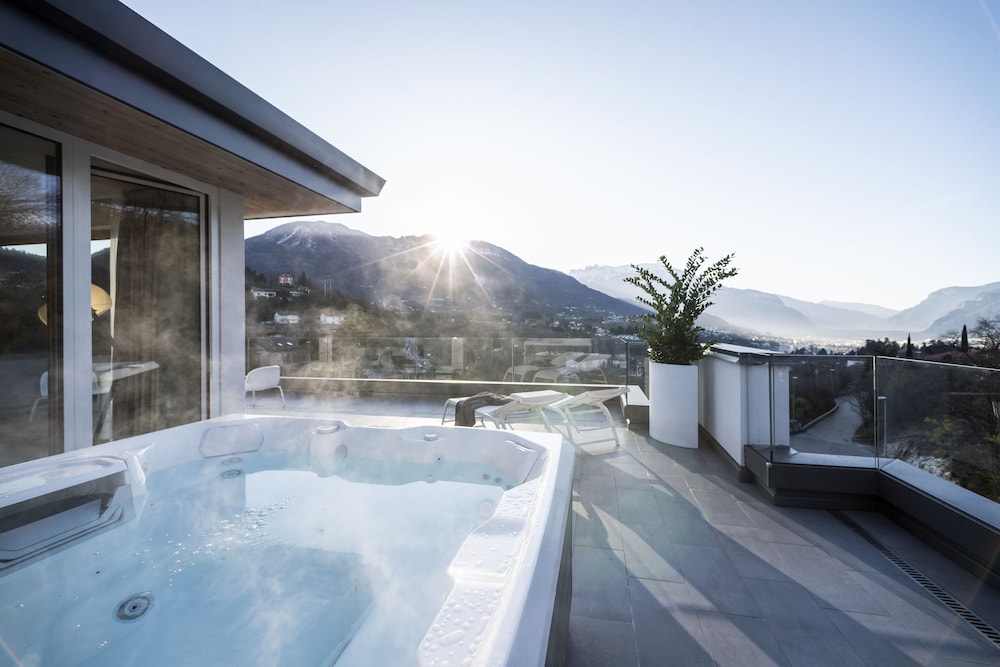 Deluxe Suite, Hot Tub - Photo 1