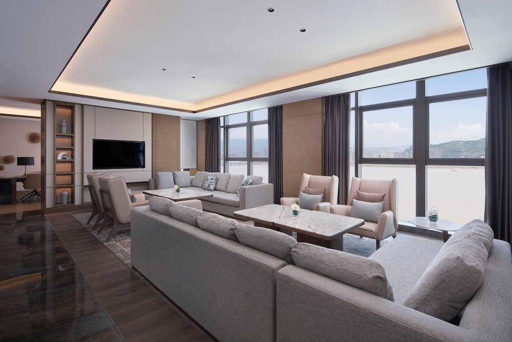 Club Suite, 1 Bedroom, River View - Photo 13