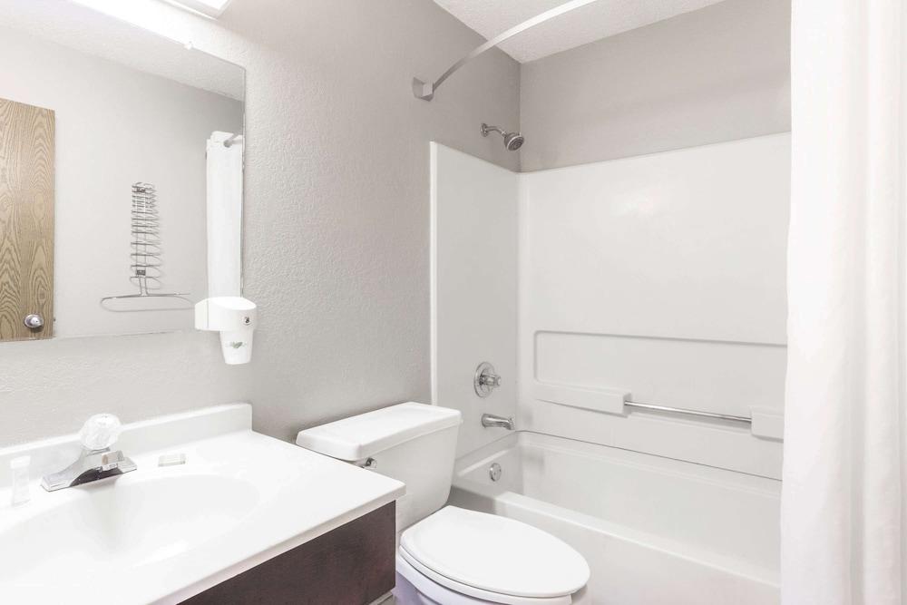 Suite, 1 King Bed, Non Smoking - Photo 4