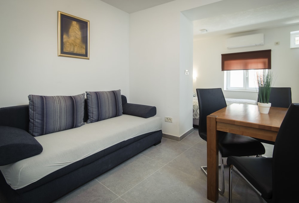 Apartment, Ground Floor - Photo 7
