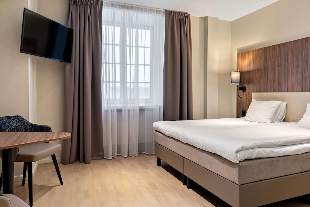 Standard Room, 1 King Bed, Non Smoking - Photo 5