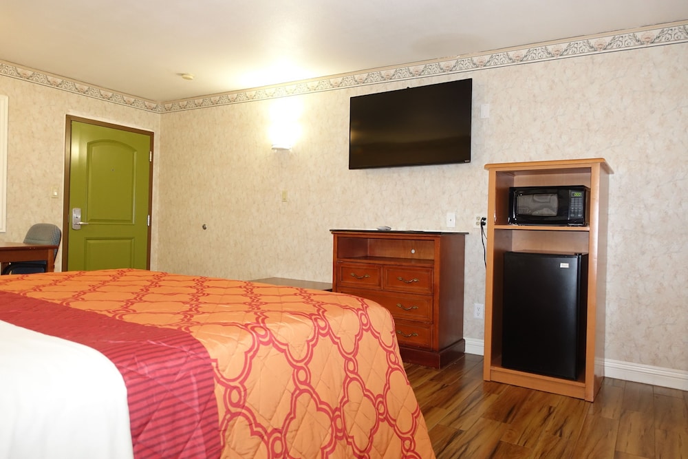 Luxury Room, 1 King Bed, Refrigerator & Microwave photo 2