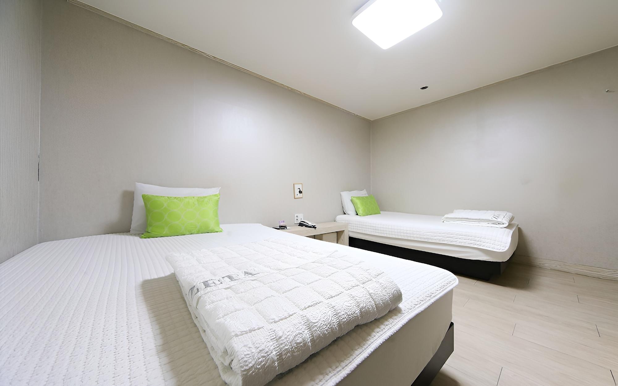 Room (Twin (2 person)) - Photo 18