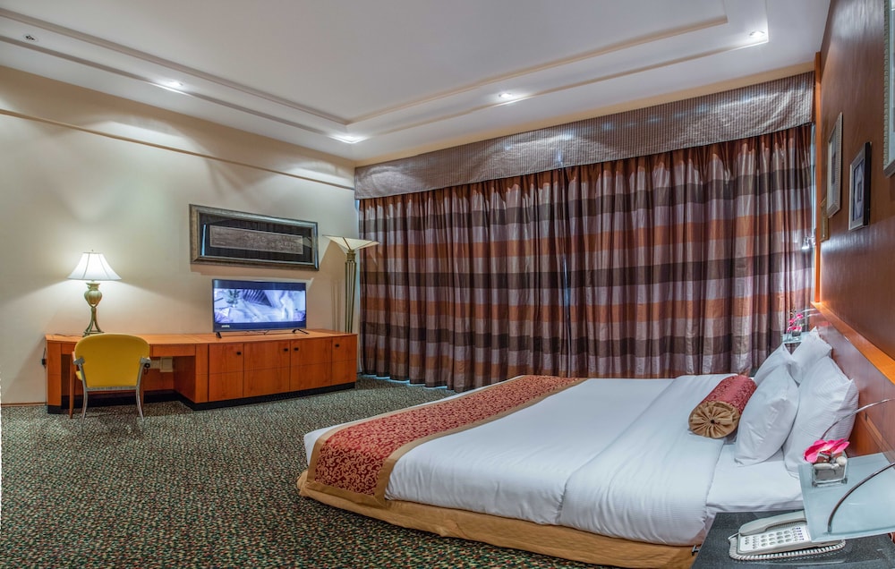 Premium Single Room, 1 king bed photo 3