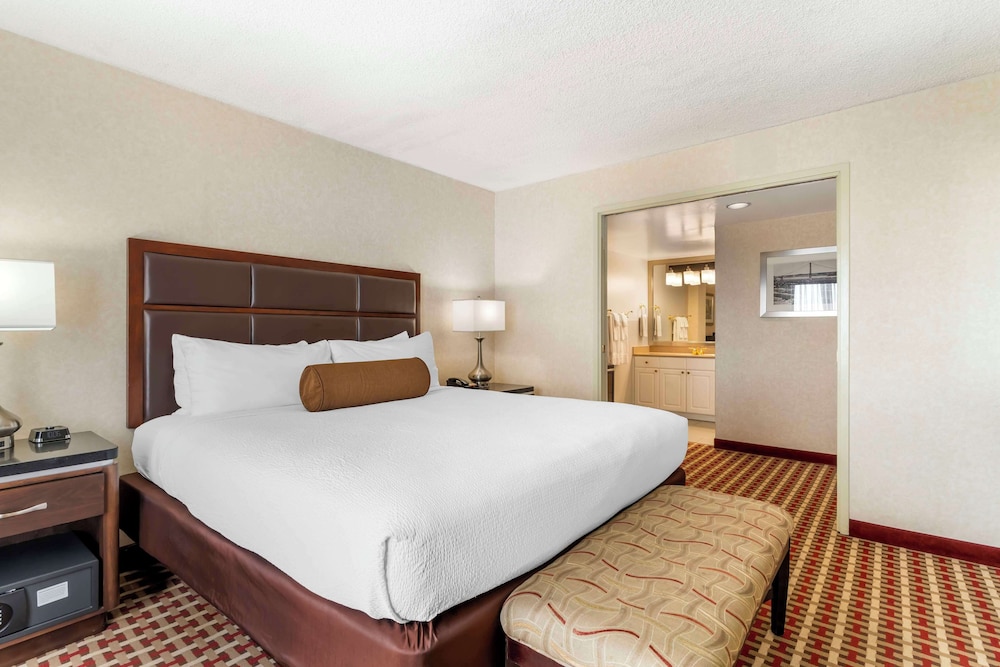 Suite, 1 King Bed, Non Smoking - Photo 2