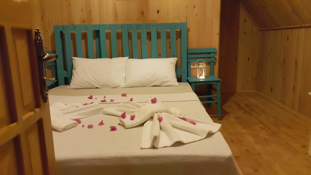 Standard Bungalow, 1 Queen Bed, Private Bathroom
