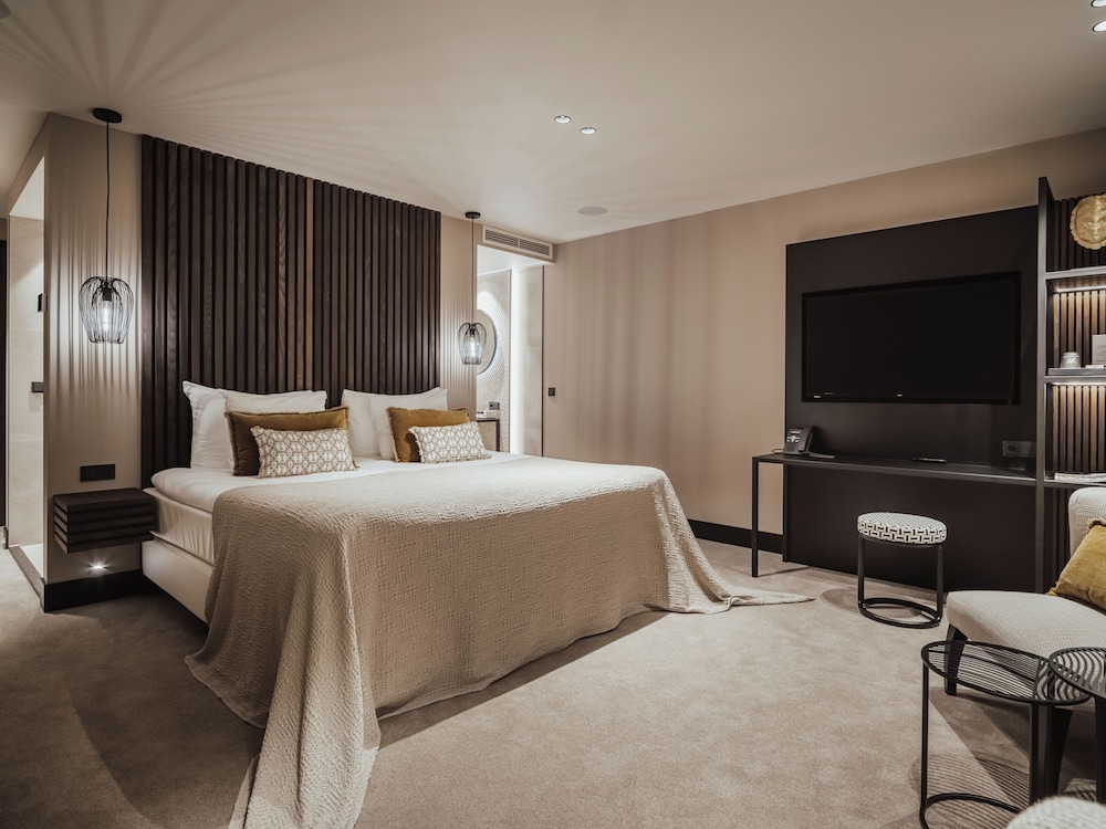 Deluxe Room, 1 King Bed, Bathtub - Photo 1