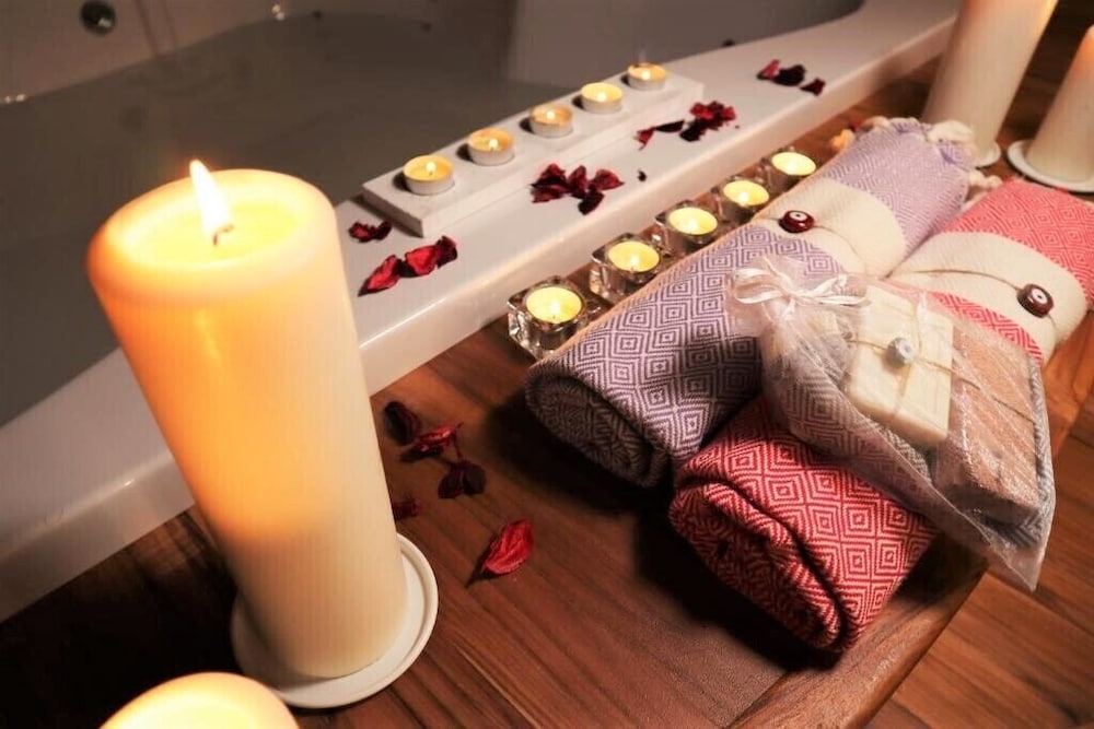 Deluxe Room, Jetted Tub - Photo 3