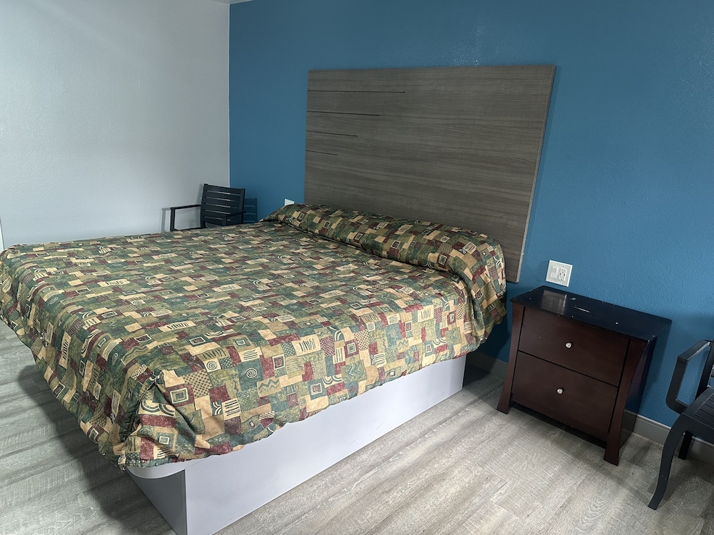 Basic Room, 1 King Bed, Non Smoking - Photo 1