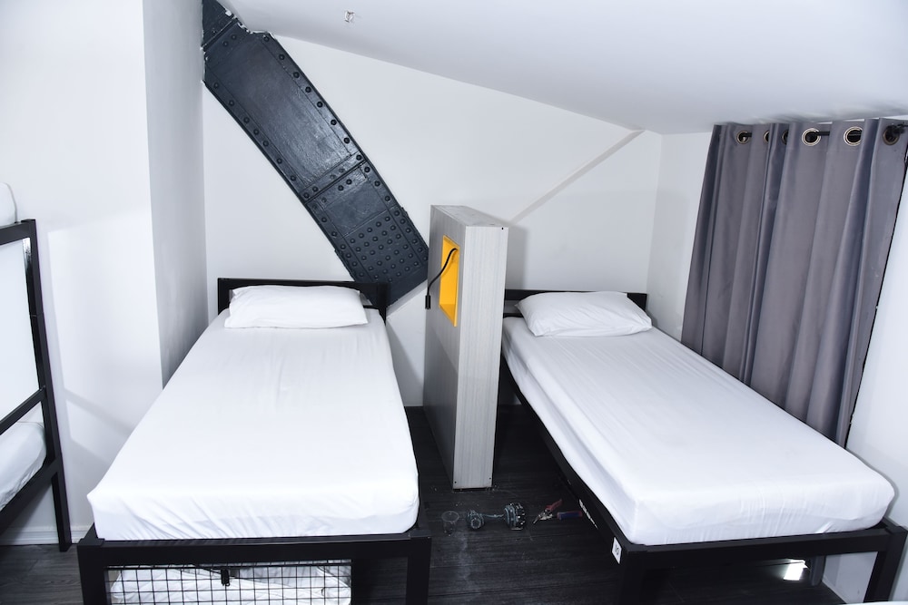 8-Bed Mixed Room photo 1