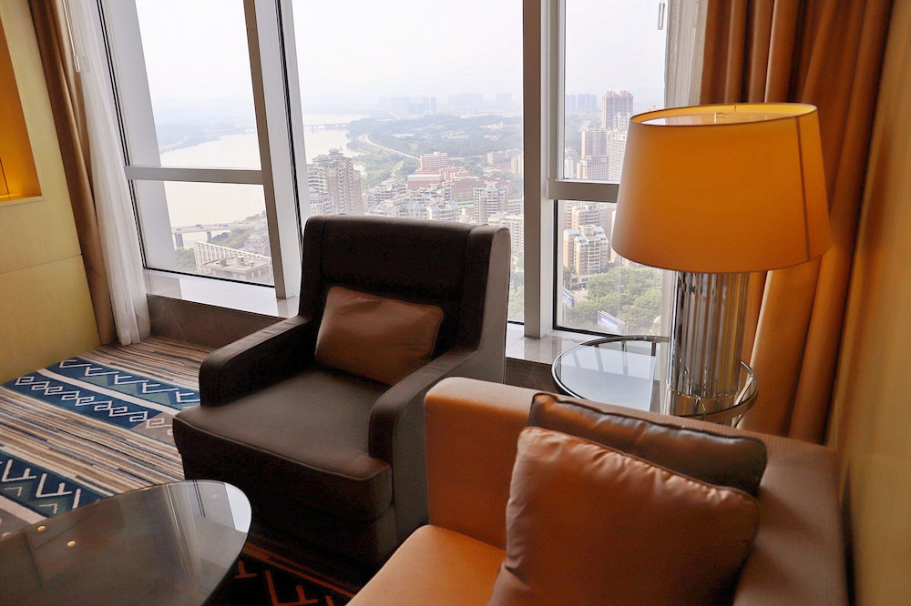 Premier Room, 1 King Bed, City View photo 2