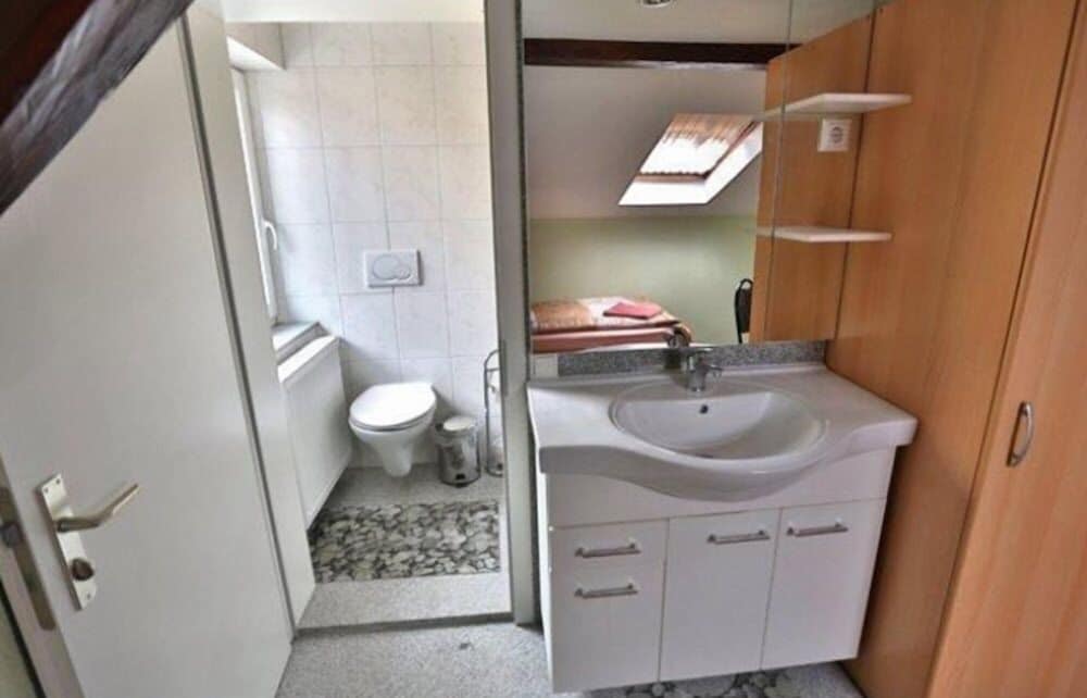 Single Room, Private Bathroom (Z5)