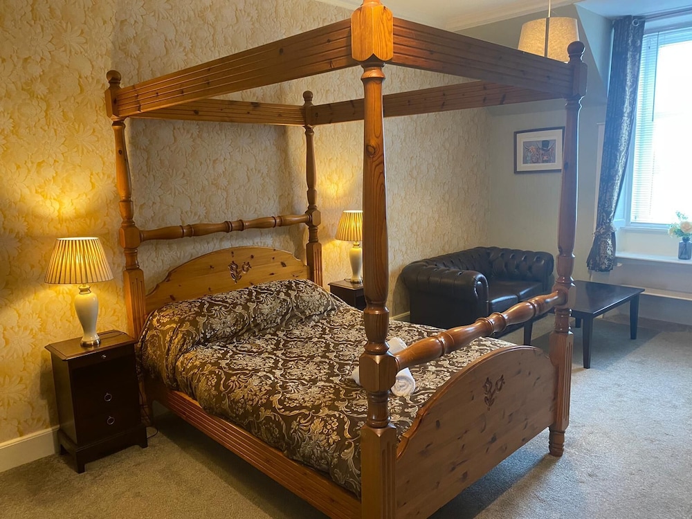 Four Poster Bedroom photo 3