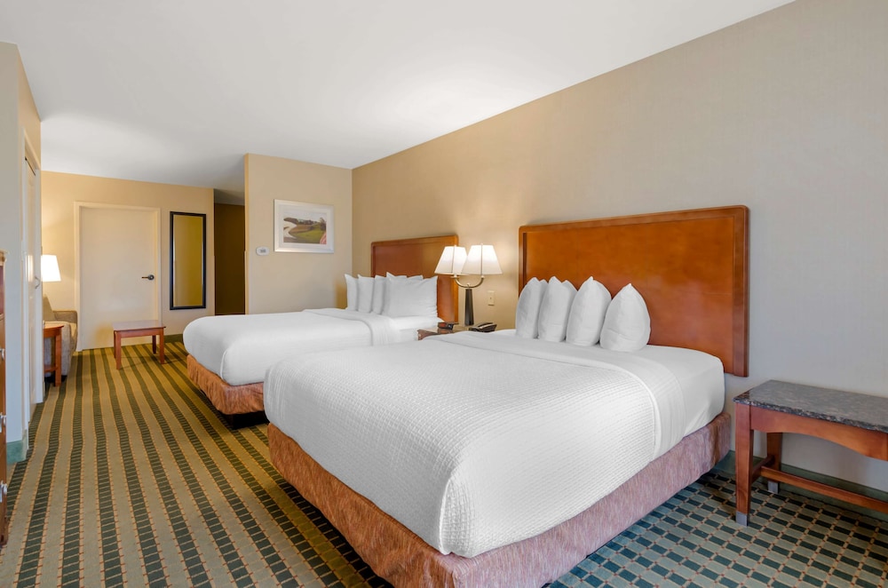 Suite, 2 Queen Beds, Non Smoking, Refrigerator & Microwave (with Sofabed) - Photo 3