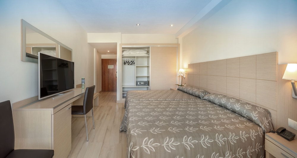 Quadruple Room, Balcony (2 Adults and 2 Children) - Photo 5