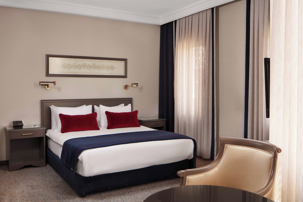 Corner Suite, 1 Double Bed with Sofa bed photo 3