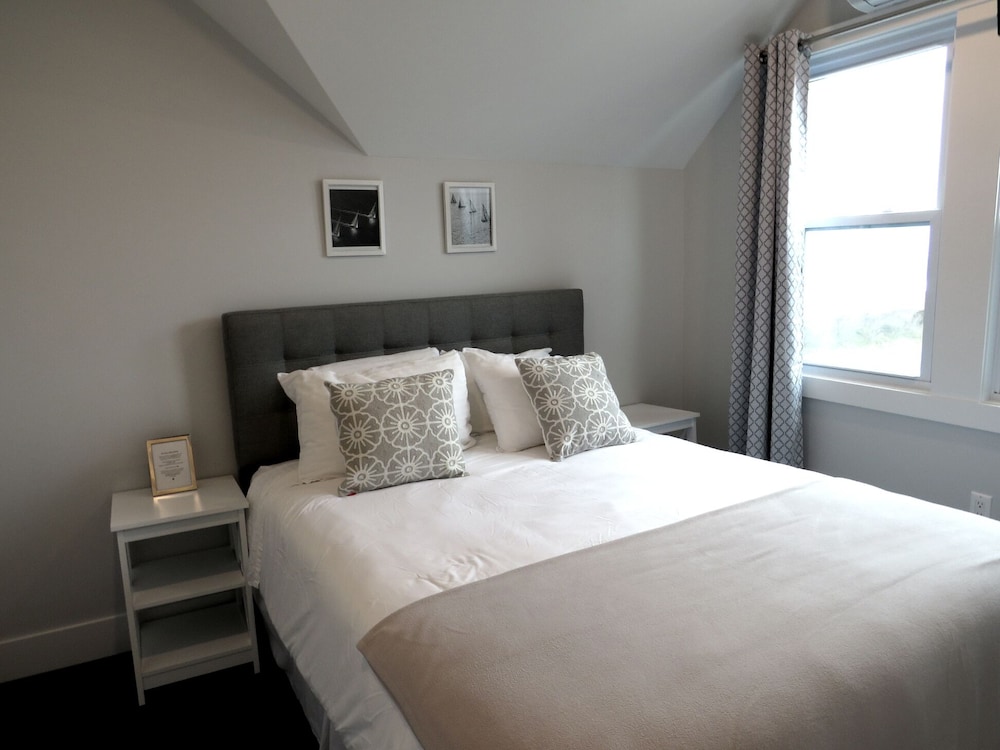 Deluxe Room, 1 Queen Bed, Private Bathroom, Partial Ocean View photo 2