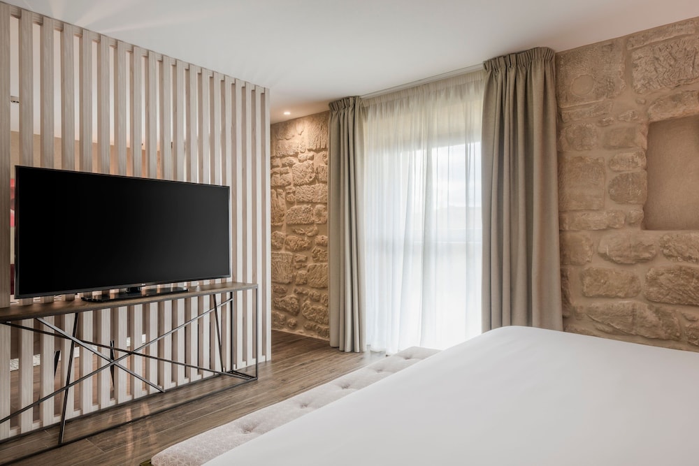 Junior Suite, 1 King Bed, River View thumbnail 6