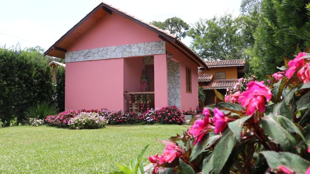 Superior Chalet, 1 Queen Bed, Housekeeping, Garden View photo 1