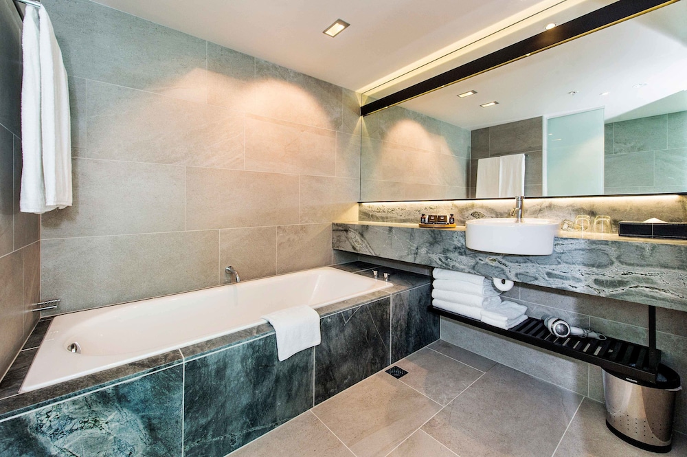 Grand Deluxe Harbour View Suite - Photo 7