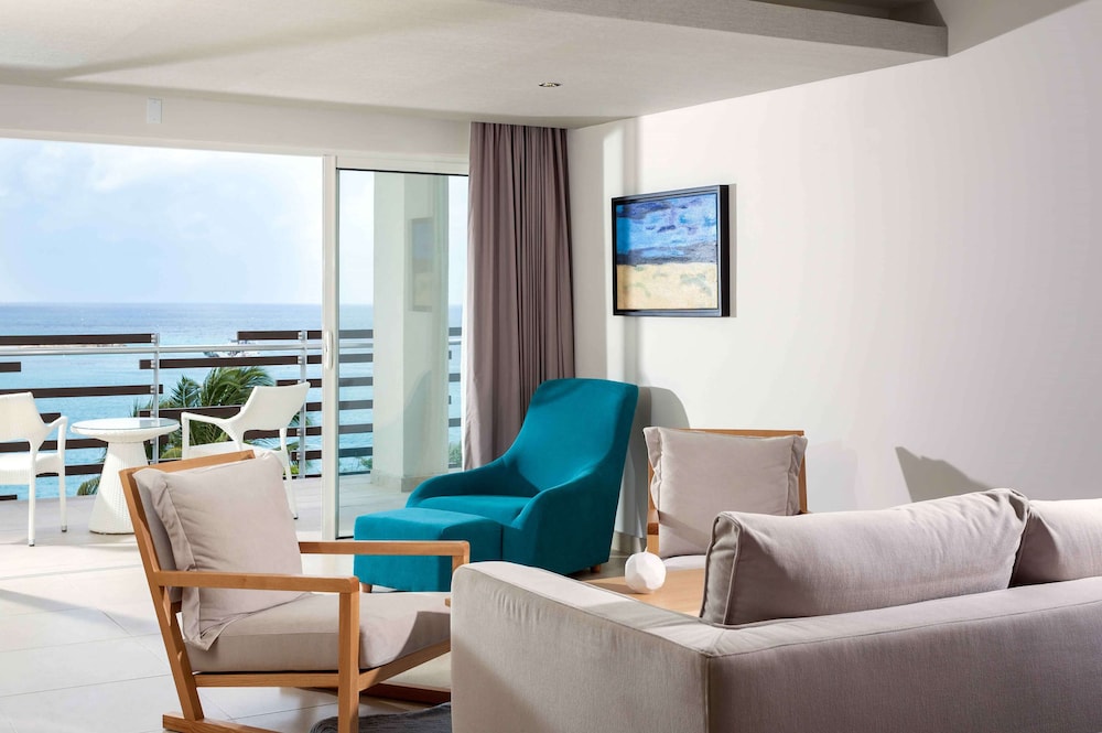 Suite, 1 King Bed, Ocean View (deluxe Junior Suite)