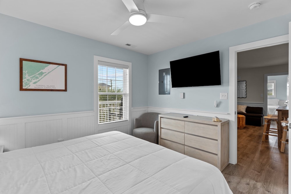 Premium Suite, Multiple Beds, Refrigerator & Microwave photo 2