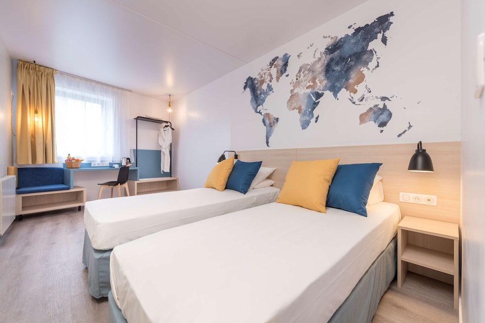 Standard Room, Multiple Beds - Photo 2