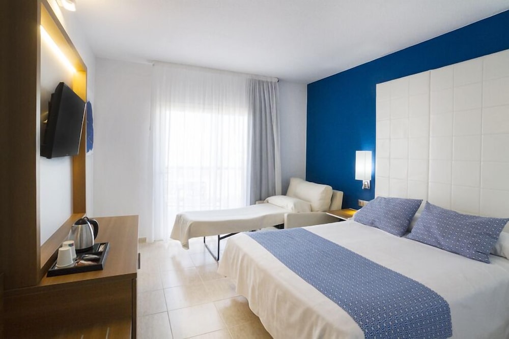 Family Triple Room, Partial Sea View (2 adults and 1 child) - Photo 1