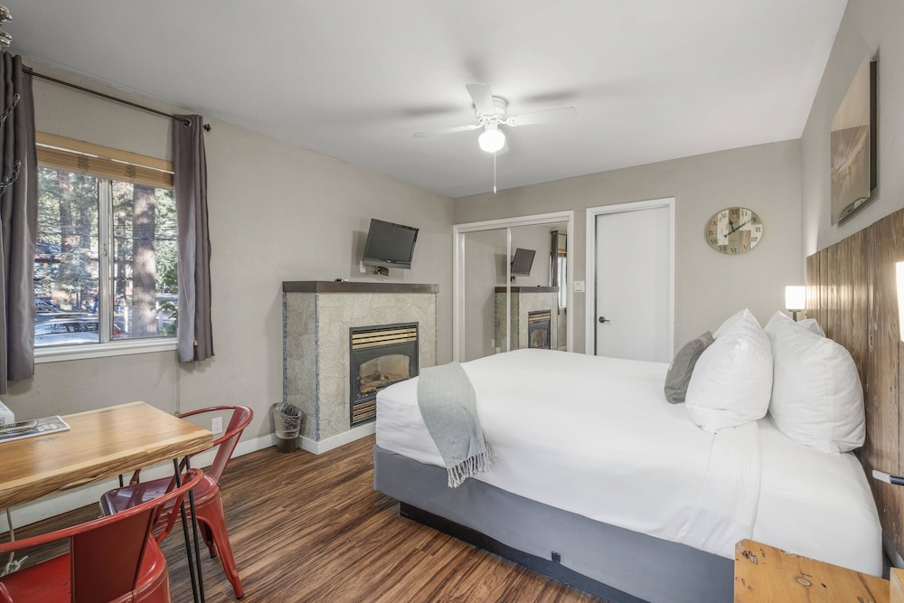 Deluxe Room, 1 King Bed, Fireplace