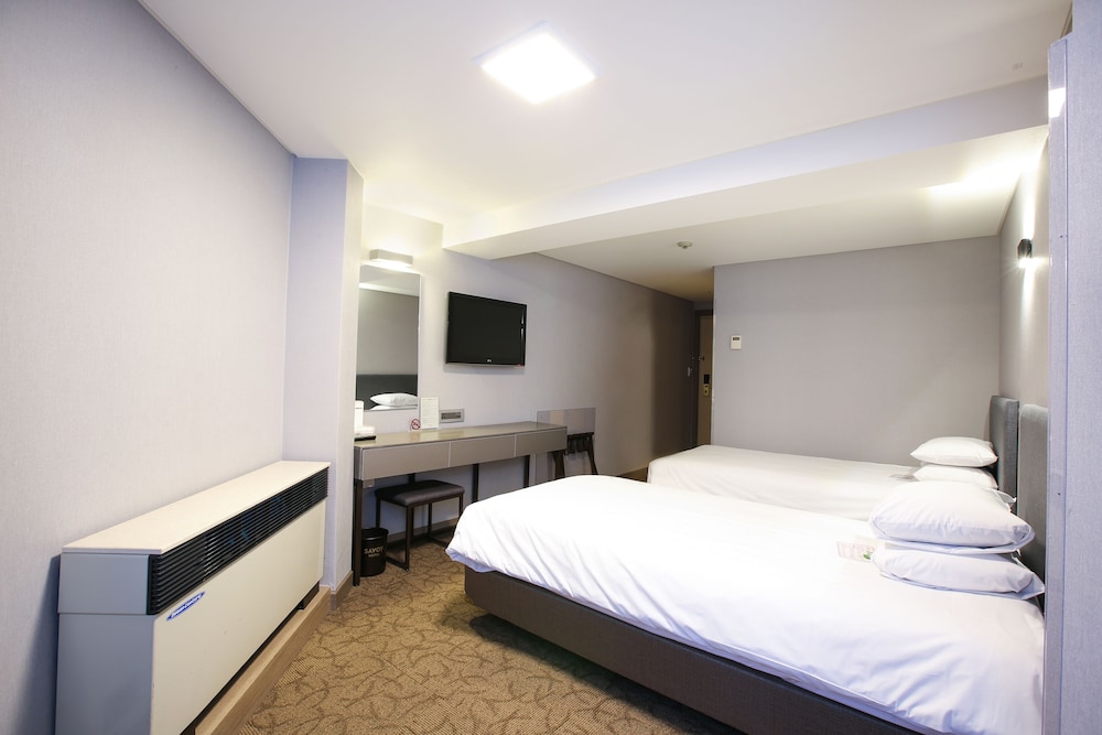 Standard Twin (No Parking, additional fee occurs if number of people booked & staying are different) - Photo 10