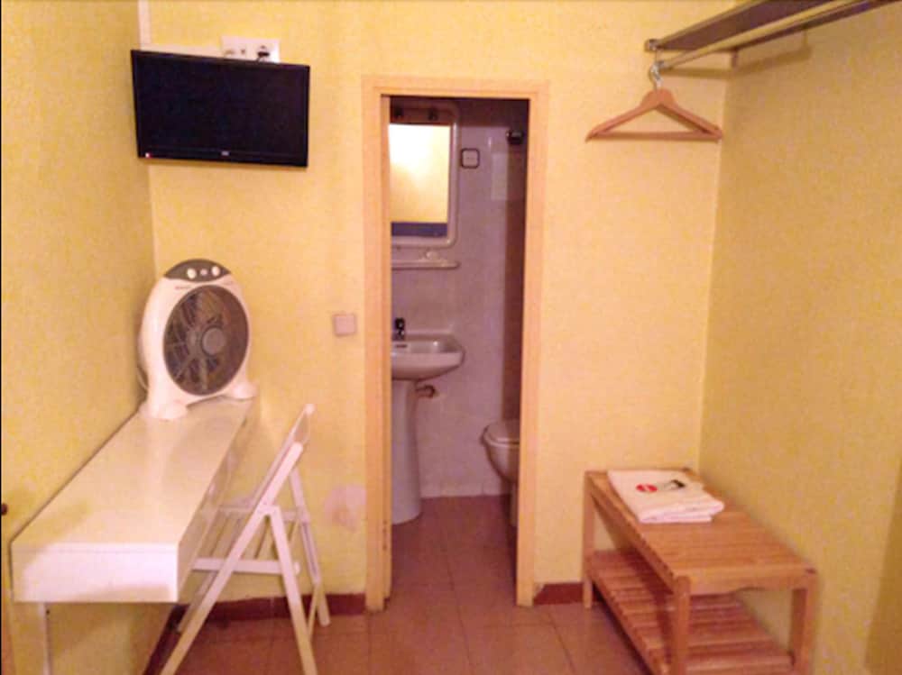 Basic Single Room, Shared Bathroom photo 2