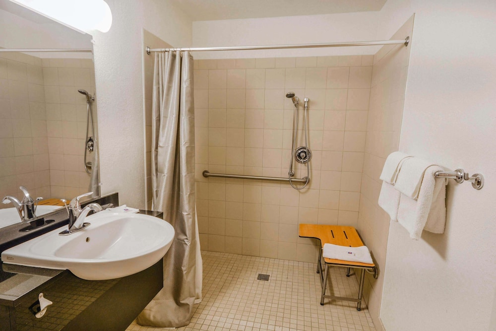 Standard Room, 1 Queen Bed, Accessible, Non Smoking photo 3