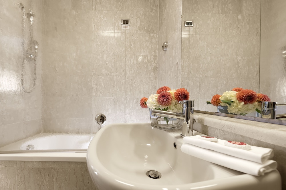 Classic Double or Twin Room - Photo 9