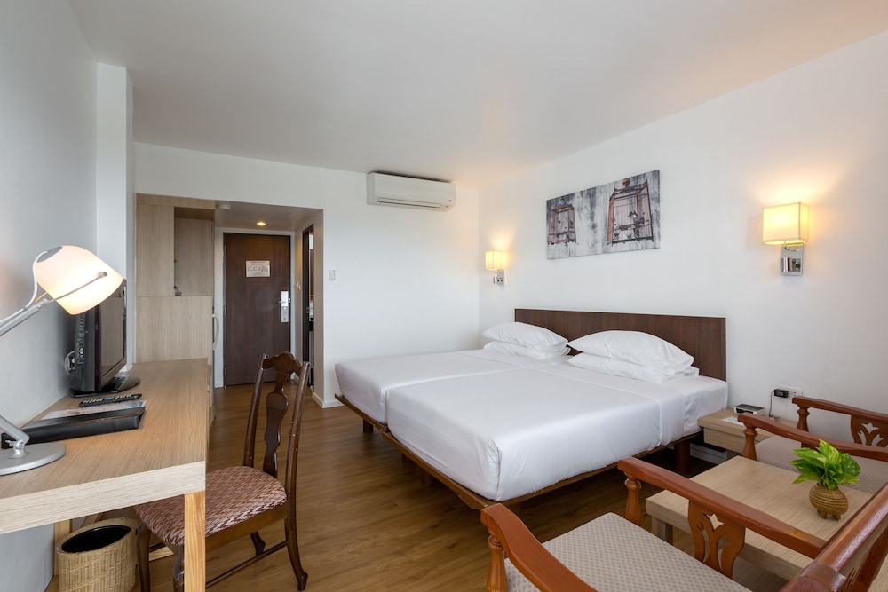 Superior Room, 2 Twin Beds, Non Smoking, Partial Ocean View - Photo 2