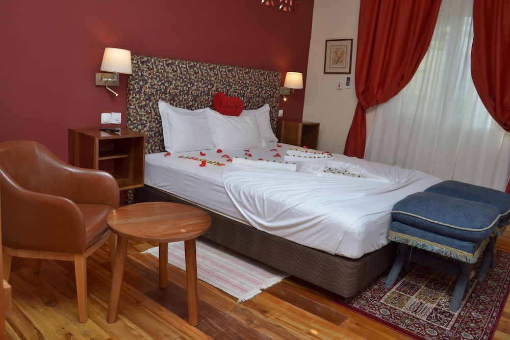 Deluxe Double Room, 1 King Bed, Pool Access, Partial Ocean View