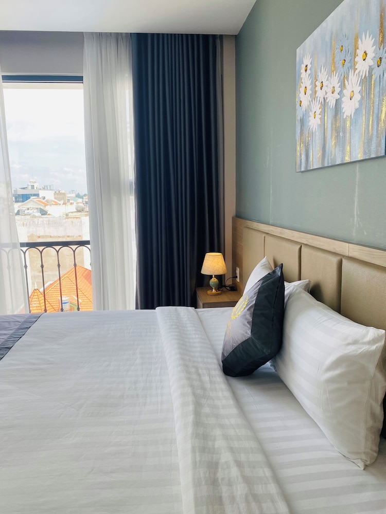 Deluxe Room, 1 King Bed, City View photo 2