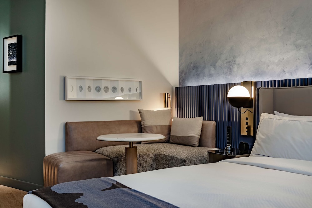 Premium Room, 1 King Bed (3x3 Shower) - Photo 1