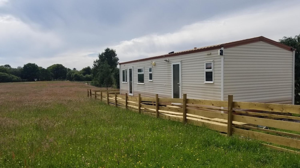 Comfort Mobile Home, 2 Bedrooms, Hill View, Mountainside photo 3