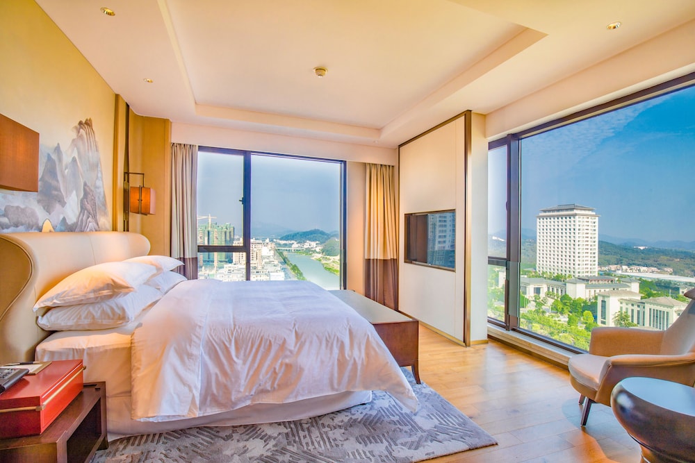 Suite, 1 King Bed - Photo 8