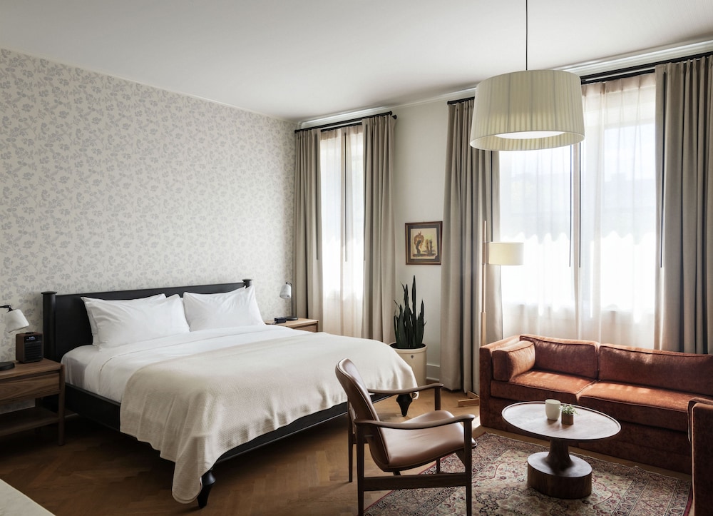 Deluxe Room, 1 King Bed, Accessible