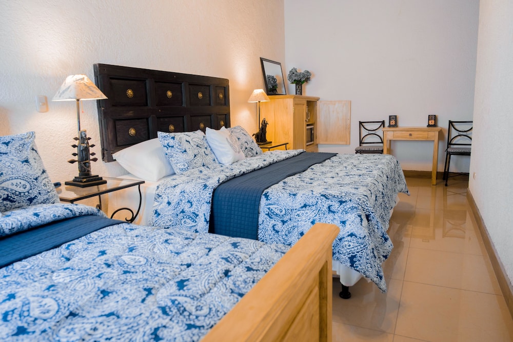 Comfort Room, Multiple Beds (King) photo 3