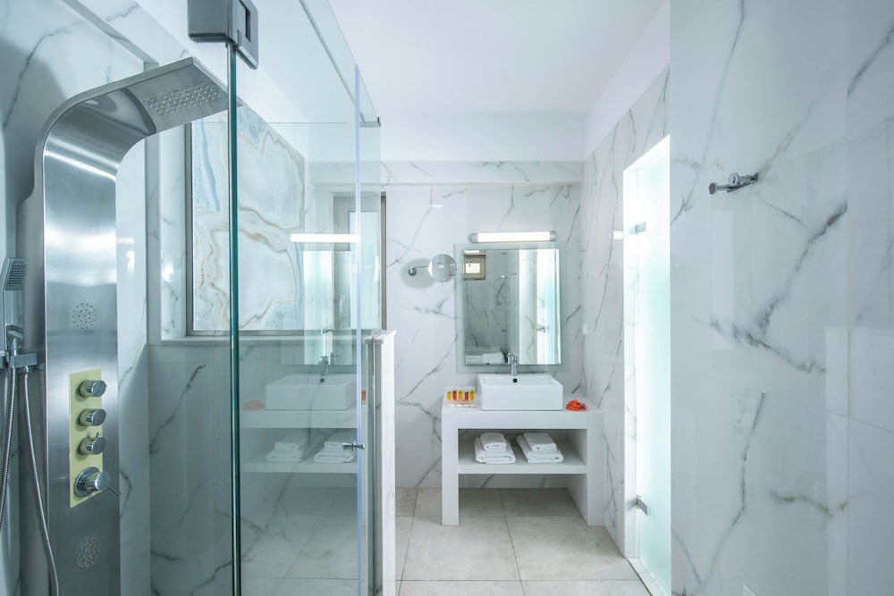 Deluxe Room, Jetted Tub, Sea View - Photo 3