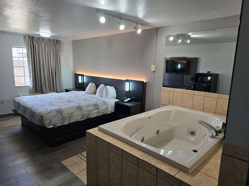 Deluxe Room, 1 King Bed, Non Smoking, Refrigerator & Microwave photo 1