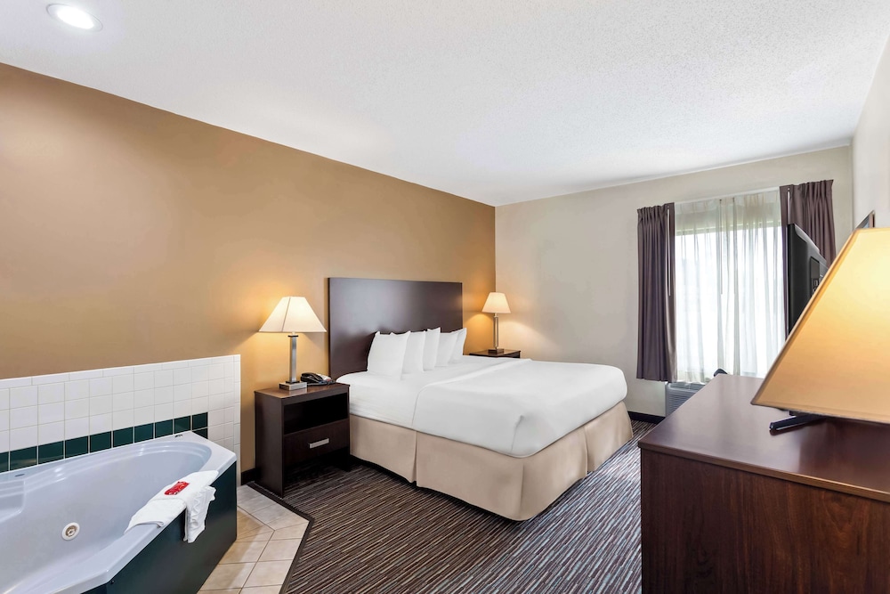 Suite, 1 King Bed, Non Smoking, Jetted Tub - Photo 1