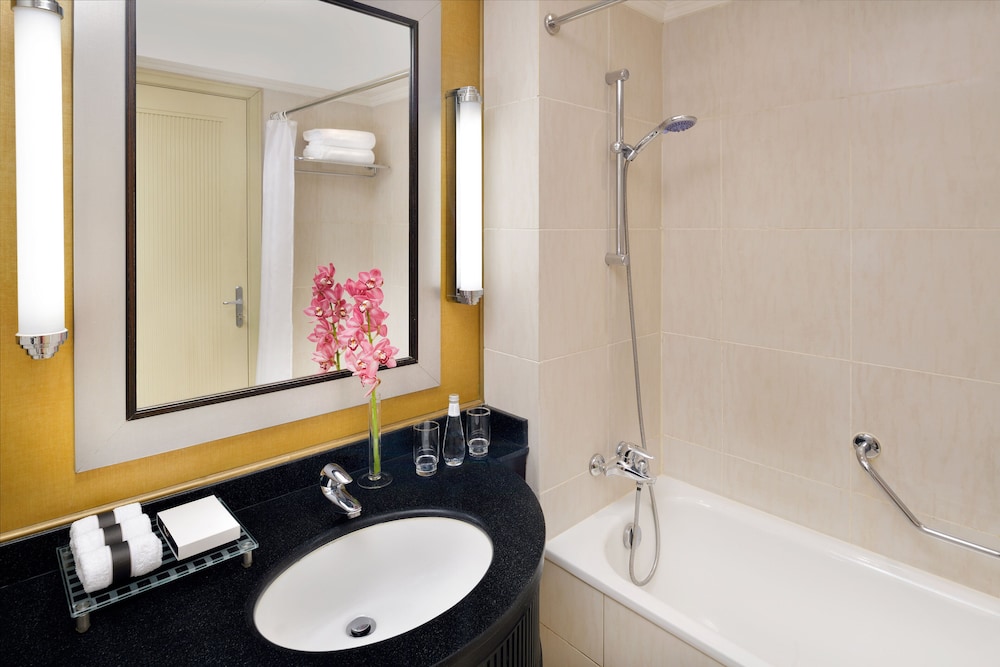 Suite, 1 Bedroom, Smoking, Sea View (Dining Areas) - Photo 7