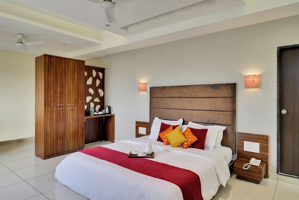 Superior Double Room, 1 Bedroom, Pool View, Poolside