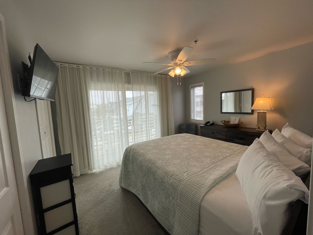 Handicap Queen Suite With Full Kitchen, Queen Sofa Bed, Ocean View