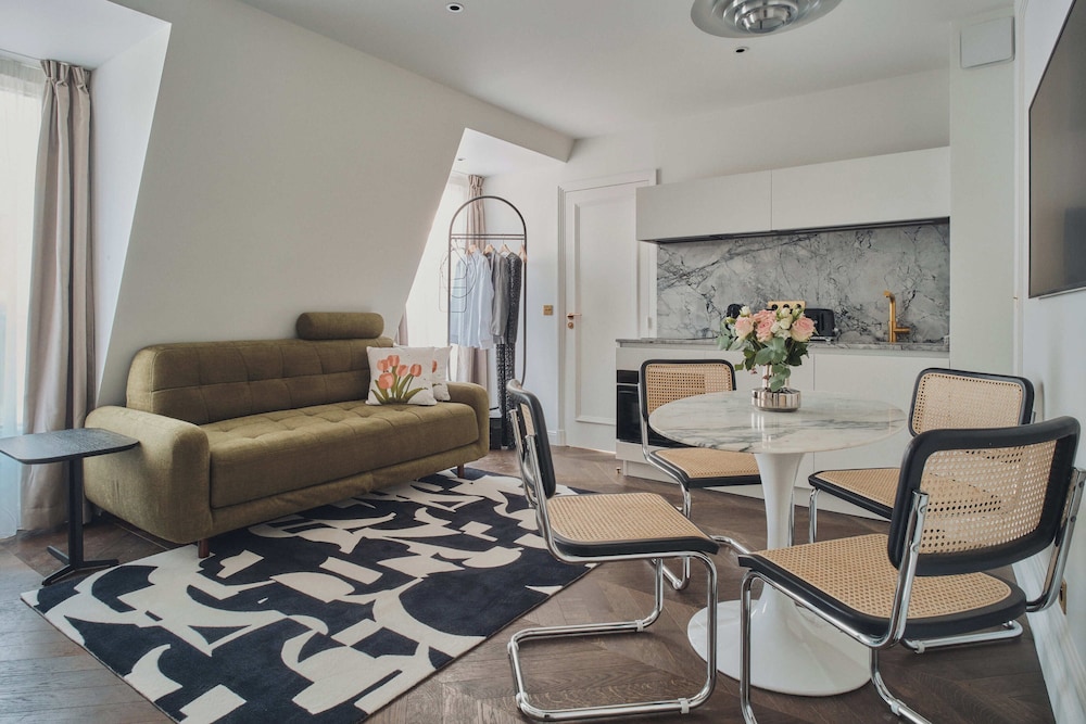 Deluxe One-Bedroom Apartment with City View 603 thumbnail 6